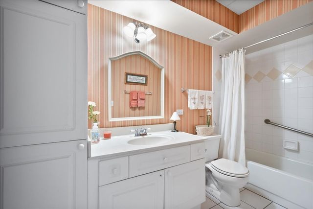 3850 W Bryn Mawr Avenue 310, Chicago, IL 60659