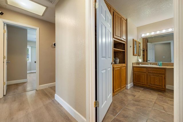 4221 Waymar Ct, Carmichael, CA 95608