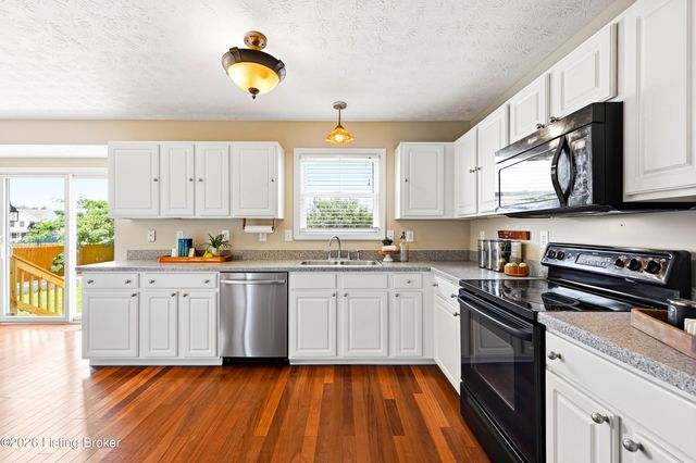 5121 Arbor Oak Ct, Louisville, KY 40229