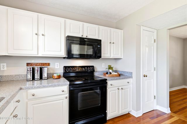 5121 Arbor Oak Ct, Louisville, KY 40229