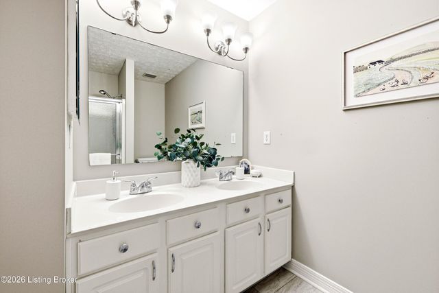 5121 Arbor Oak Ct, Louisville, KY 40229