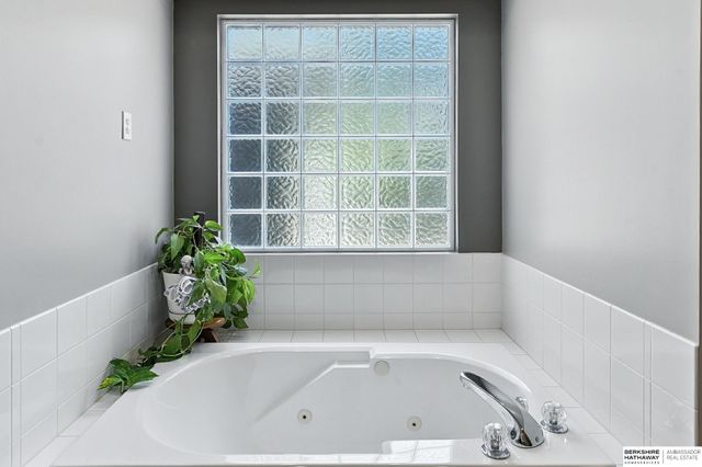 106 Sharon Drive, Crescent, IA 51526