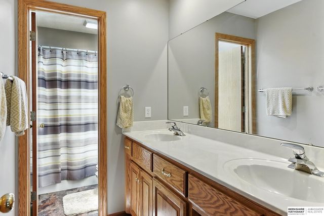 106 Sharon Drive, Crescent, IA 51526