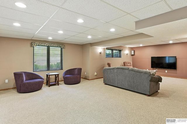 106 Sharon Drive, Crescent, IA 51526