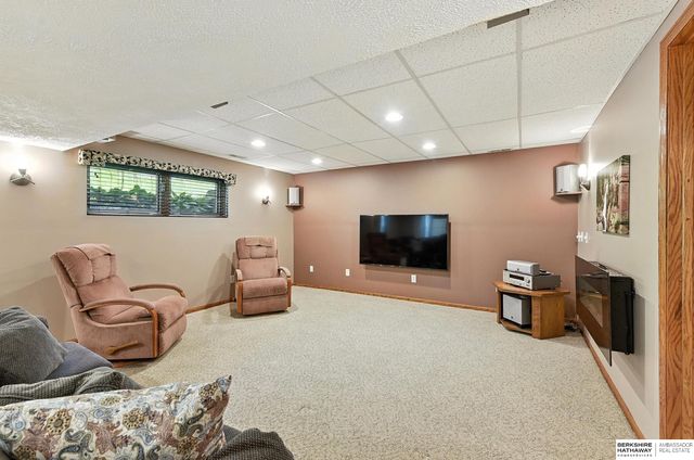 106 Sharon Drive, Crescent, IA 51526