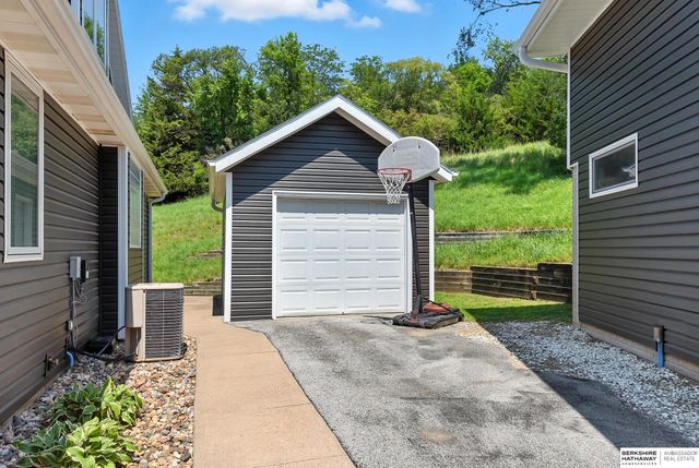 106 Sharon Drive, Crescent, IA 51526