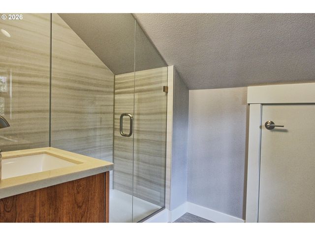 2422 Ne Glisan, Portland, OR 97232