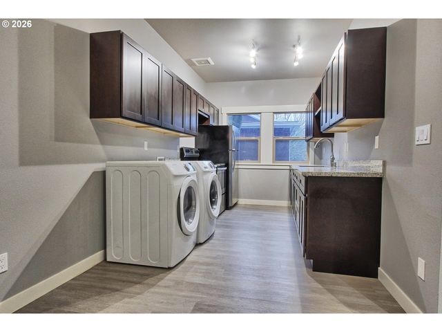 2422 Ne Glisan, Portland, OR 97232