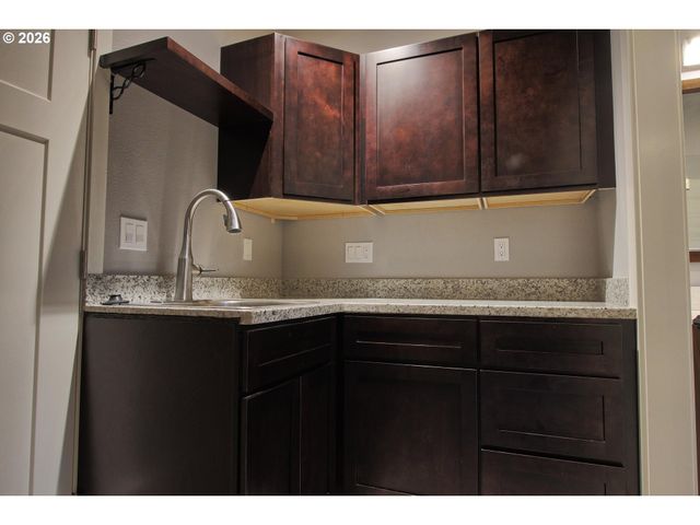 2422 Ne Glisan, Portland, OR 97232