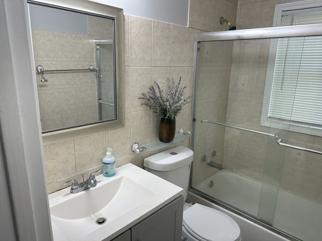 700 CUMBERLAND Street, Hoffman Estates, IL 60194