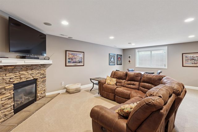 9146 Canyon Street, West Des Moines, IA 50266