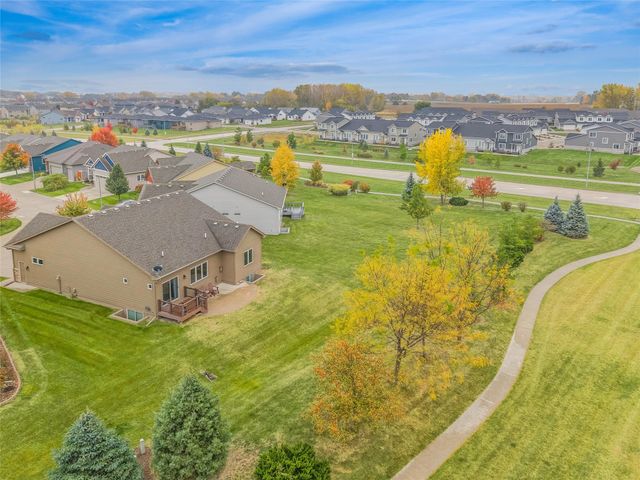 9146 Canyon Street, West Des Moines, IA 50266