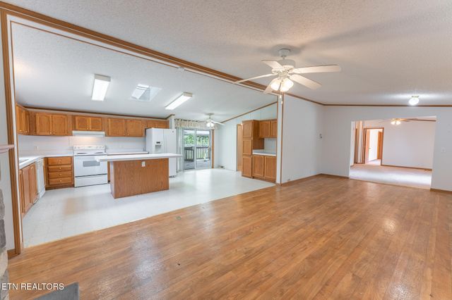 8620 Vandever Rd, Crossville, TN 38572