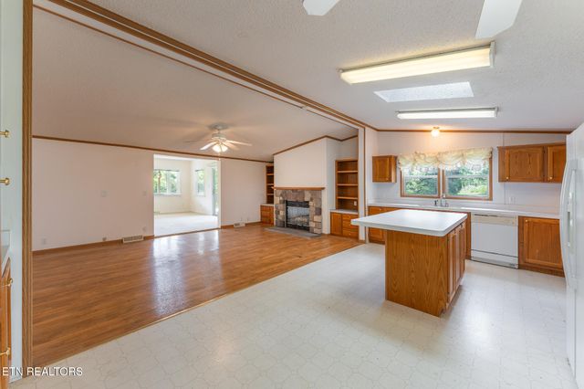 8620 Vandever Rd, Crossville, TN 38572