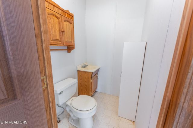 8620 Vandever Rd, Crossville, TN 38572