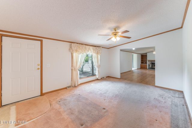 8620 Vandever Rd, Crossville, TN 38572
