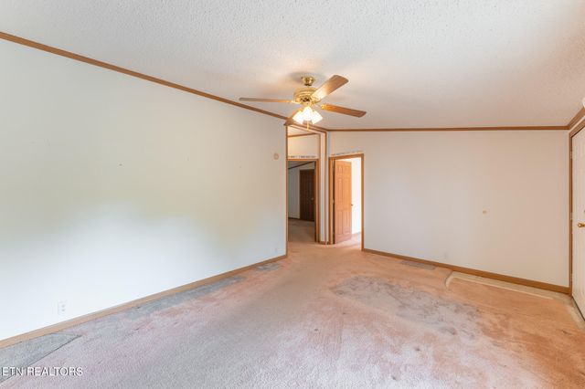 8620 Vandever Rd, Crossville, TN 38572