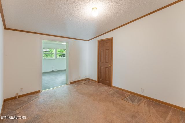 8620 Vandever Rd, Crossville, TN 38572