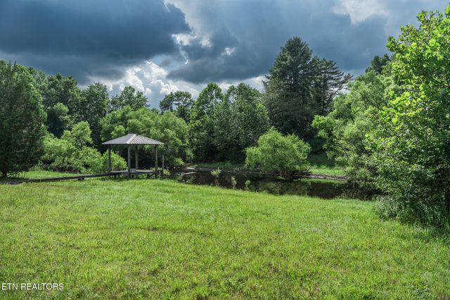 8620 Vandever Rd, Crossville, TN 38572