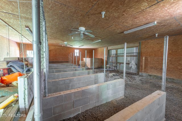 8620 Vandever Rd, Crossville, TN 38572