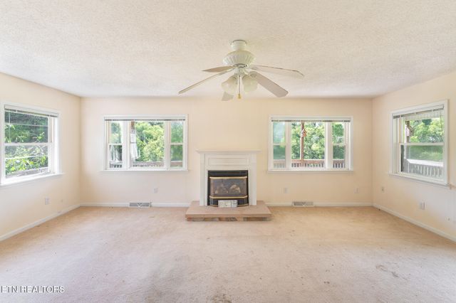 8620 Vandever Rd, Crossville, TN 38572