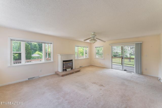 8620 Vandever Rd, Crossville, TN 38572