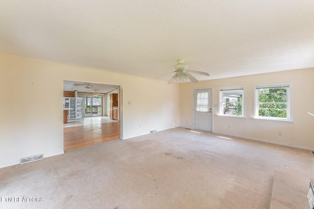 8620 Vandever Rd, Crossville, TN 38572