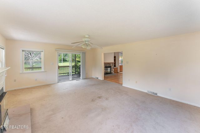 8620 Vandever Rd, Crossville, TN 38572