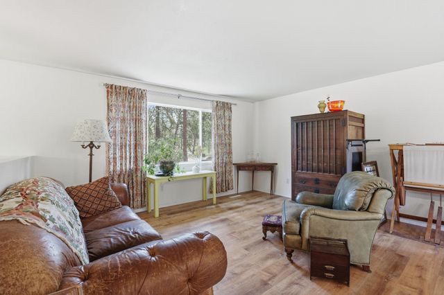 19716 S Cheney Plaza Rd, Cheney, WA 99004