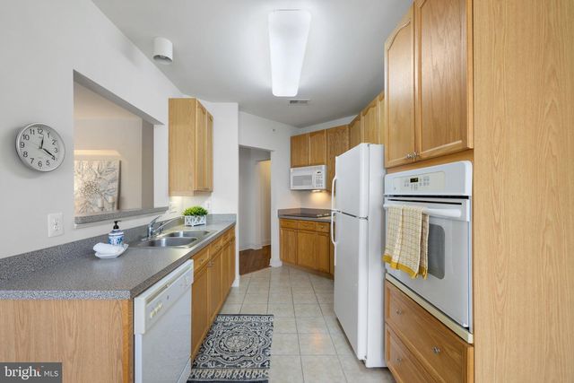 6704 Holly Farm Ln Unit 203, New Baltimore, VA 20187