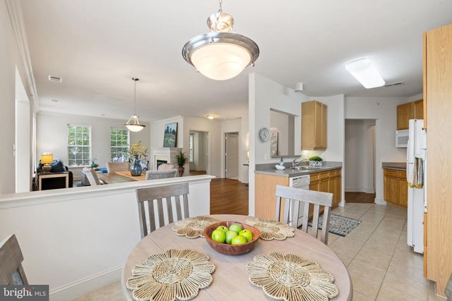 6704 Holly Farm Ln Unit 203, New Baltimore, VA 20187