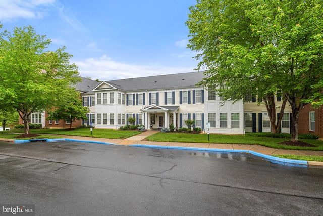6704 Holly Farm Ln Unit 203, New Baltimore, VA 20187