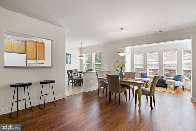 6704 Holly Farm Ln Unit 203, New Baltimore, VA 20187