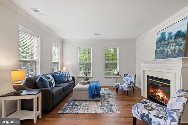 6704 Holly Farm Ln Unit 203, New Baltimore, VA 20187