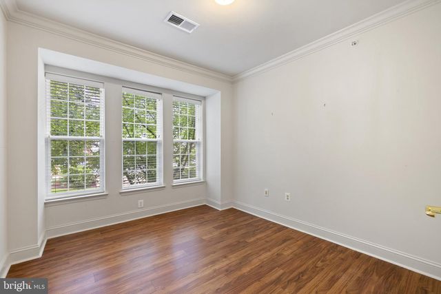 6704 Holly Farm Ln Unit 203, New Baltimore, VA 20187