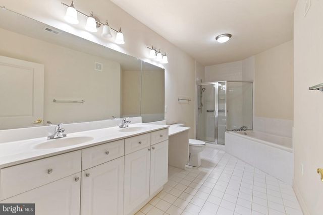 6704 Holly Farm Ln Unit 203, New Baltimore, VA 20187
