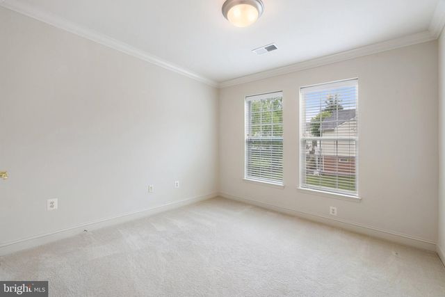 6704 Holly Farm Ln Unit 203, New Baltimore, VA 20187