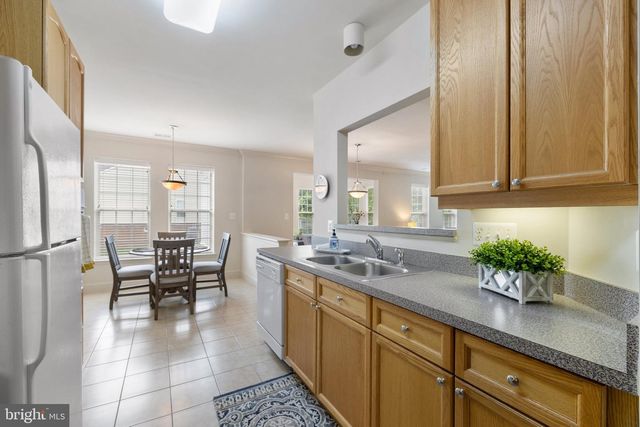 6704 Holly Farm Ln Unit 203, New Baltimore, VA 20187