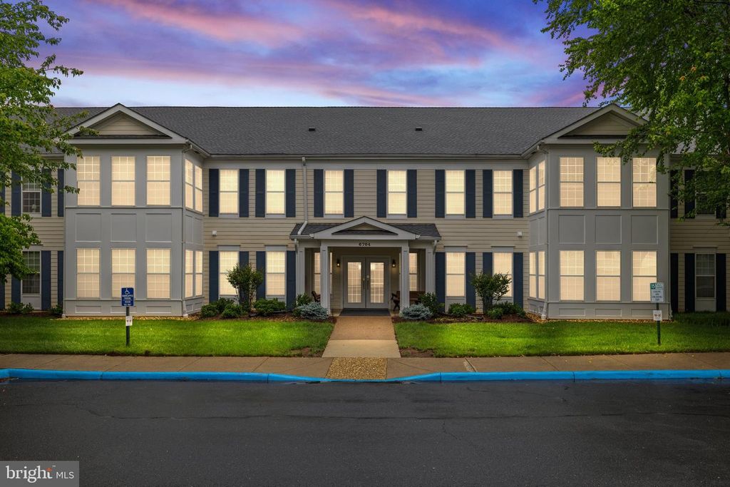 6704 Holly Farm Ln Unit 203, New Baltimore, VA 20187