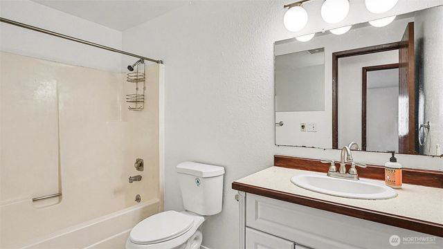 21636 29th Avenue S, Des Moines, WA 98198