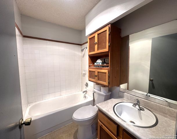 1027 Hickory Trail, San Antonio, TX 78245