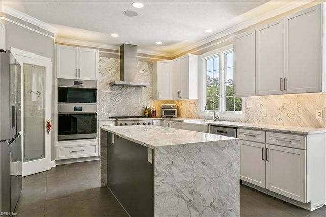 100 Fairway LN, Yorktown, VA 23693