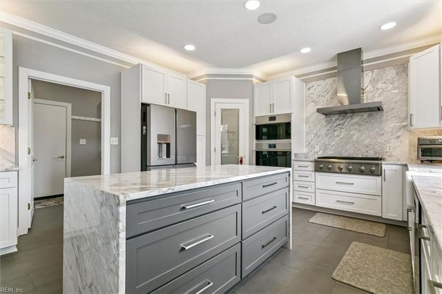 100 Fairway LN, Yorktown, VA 23693