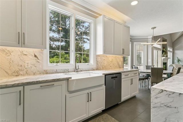 100 Fairway LN, Yorktown, VA 23693