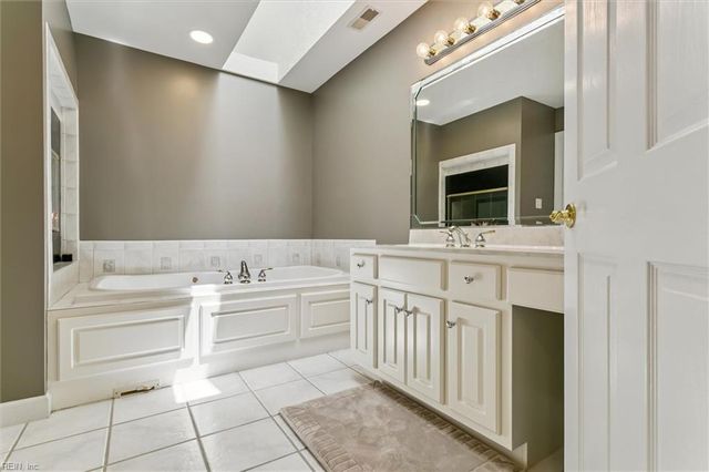 100 Fairway LN, Yorktown, VA 23693