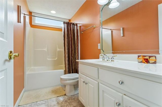 100 Fairway LN, Yorktown, VA 23693