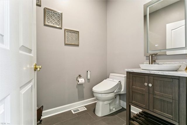 100 Fairway LN, Yorktown, VA 23693