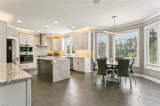 100 Fairway LN, Yorktown, VA 23693