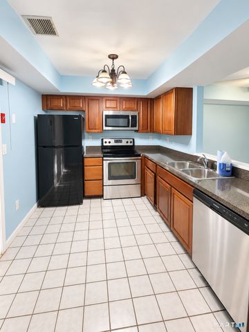 10 Manorwood Drive 10, Branford, CT 06405