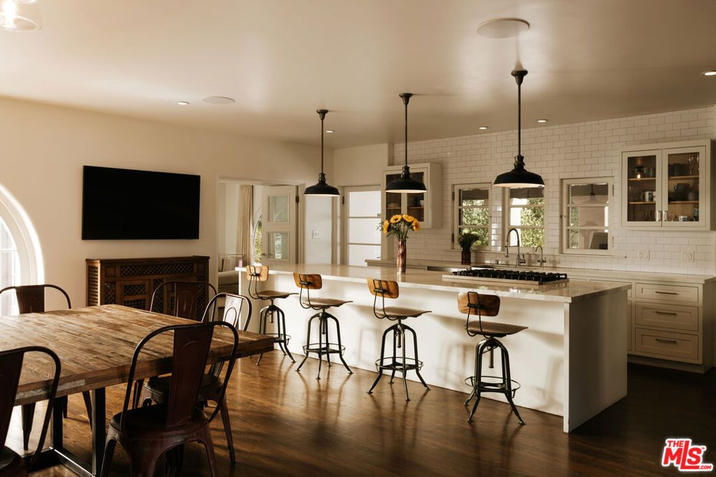 Image 10 of property listing at 563 S Burlingame Avenue, Los Angeles, CA 90049